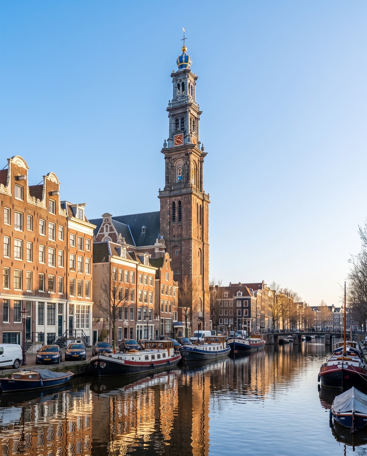 De Westerkerk en Westertoren aan de Prinsengracht in Amsterdam